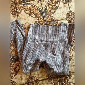 Lululemon crop leggings size 4 herringbone